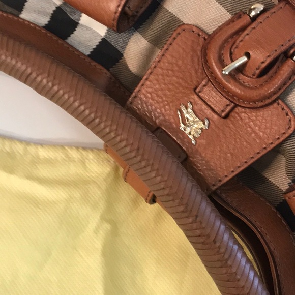 BURBERRY STUNNING BAGUETTE STYLE AUTHENTIC BAG WITH EXTRA STORAGE POCKETS - Picture 10 of 16